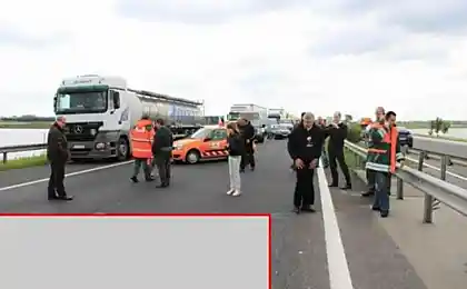 Просто яма на дороге (7 фотографий)
