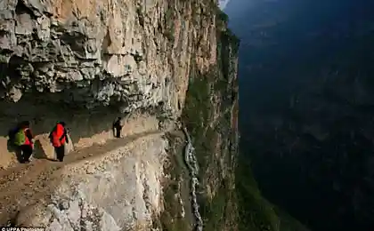 Самая опасная дорога в школу (3 фото)