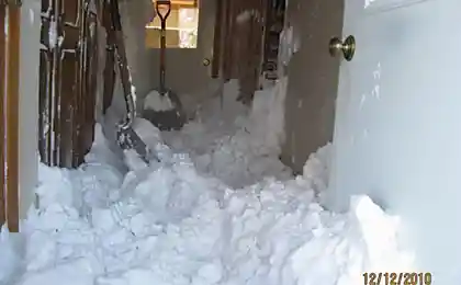 Зимой надо закрывать замок (4 фотографии)