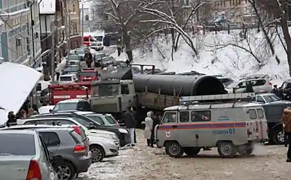 Грузовик снес 19 машин (4 фотографии)