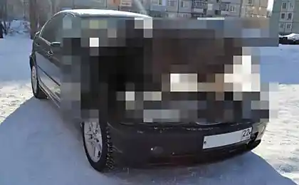 Секси-телочка на капоте машины