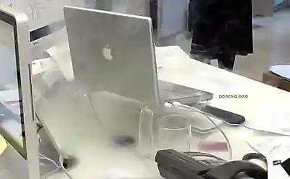 Apple PowerBook "сгорел на работе" (7 фотографий)