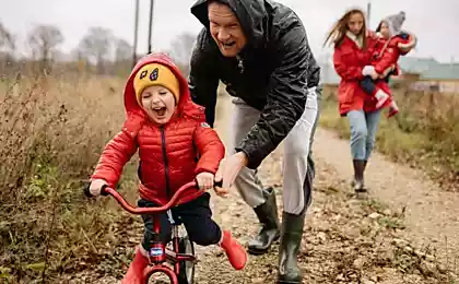 На кухне собралась вся родня, обсуждая важный семейный вопрос, но невестку попросили подождать в другой комнате