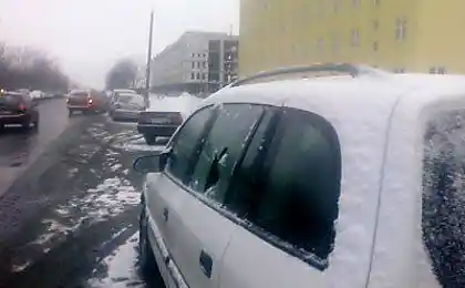 У Мінську посипані дороги і автомобілі (3 фото)