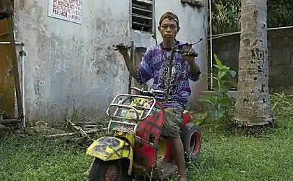 Indonesian mopeds with their own hands