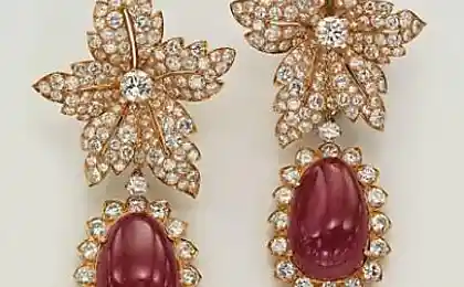 Серьги и кольцо Жаклин Кеннеди с рубинами и бриллиантами от Van Cleef & Arpels.