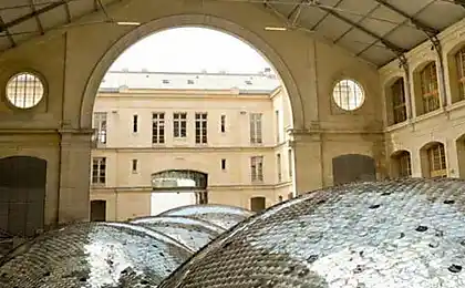 У Парижі виготовляють штучні пагорби компактних дисків.