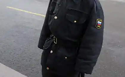Этот - тоже господин полицейский?
