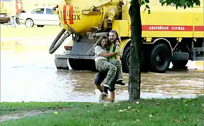 Вчорашні заплави і розпад землі по вулиці. Академічна королева