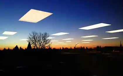 Лампы в окне офиса