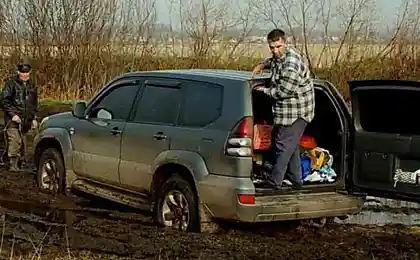 Land Cruiser застрял (3 фотографии)