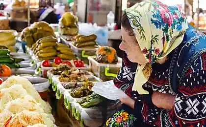 Бабушка Антонина готовит на продажу свеклу по-корейски, кто купит один раз, станет приходить за ней каждый день