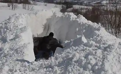 А вы машины откапываете? А на Сахалине целые поезда!