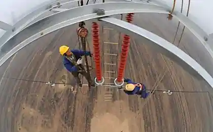 Вот каски они надели...