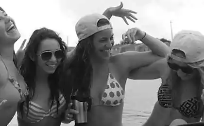Girls having fun (37 photos)