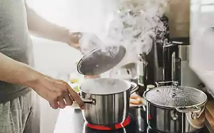 Свекровь проследила, в какую воду я закладываю мясо для холодца, отчитала и приготовила новый студень