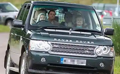 Королева Елизавета II в байке за рулем Range Rover