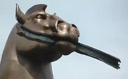 Памятник коню