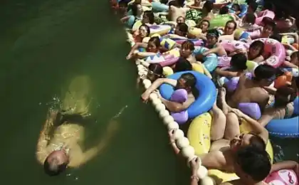 No room to swing fall: a giant municipal swimming pools in China
