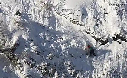 Сноубордисты выбрали слишком опасный склон (3 фото)