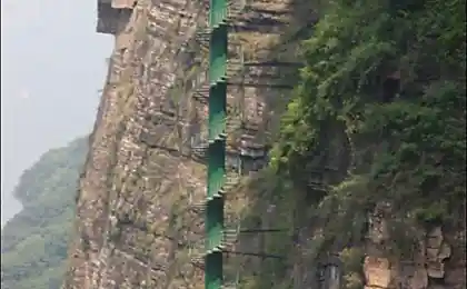 Лестница в горах Китая