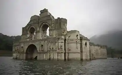 В Мексике из-под воды показался затопленный древний храм