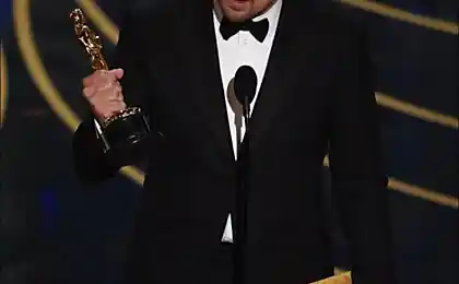 Leonardo DiCaprio виграє свій перший Оскар