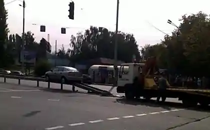 Аккуратно заехал (3 фото)