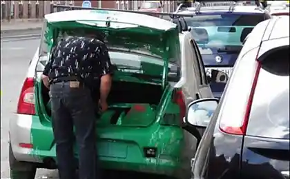 Чем опасна перевозка краски в багажнике