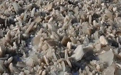 Заморожений водоспад на жовтій річці