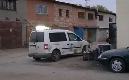 Він попросив другу мити машину.