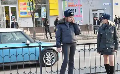 С такими ножками, да в полицию