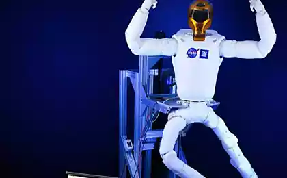 Робот-космонавт Robonaut получил свою пару нижних конечностей