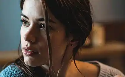 12 signs she likes you but is afraid to fall in love