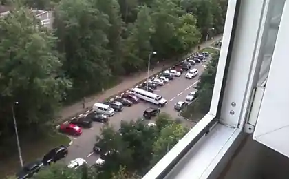 Удачно припарковался .....))))))
