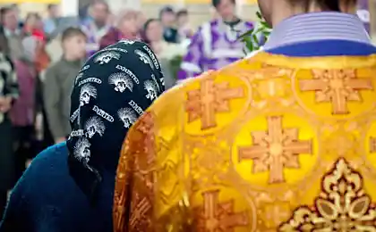 Платочек в церкви