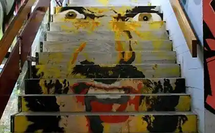 在楼梯上街头艺术