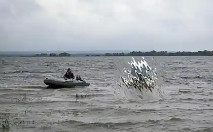 Плыли как-то раз по озеру...