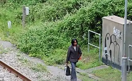 女孩抓住了一程。