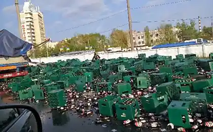 В Киеве перевернулась фура с пивом.