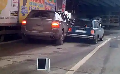 Замість аварійного знака.