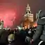 Москвичи и гости столицы, встречающие Новый год на Красной Площади, наблюдают праздничный салют.