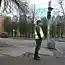 Он дежурил под новым «кирпичом», чтоб обламывались (2 фото)