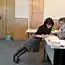 Учительница объясняет задание