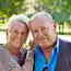 Невеста в свадебном платье смело шагает навстречу своей любви, пусть даже ей 96, а ему немного за 100