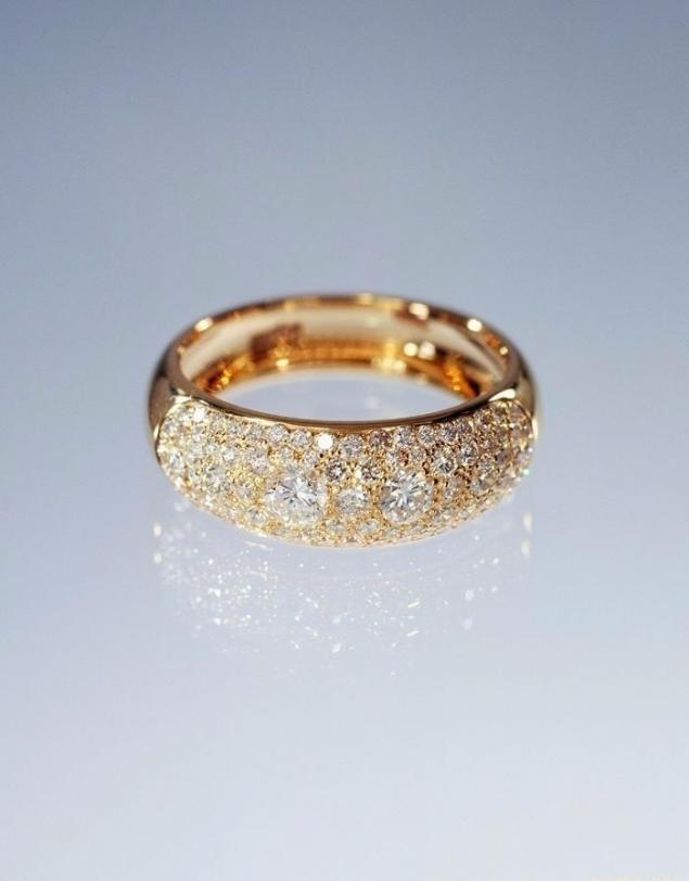 Кольцо оказалось золотым. Золотое кольцо обручальное с алмазной крошкой 415142. Шикарные золотые кольца. Обручальные кольца с камушками. Золотое обручальное кольцо с камушками.