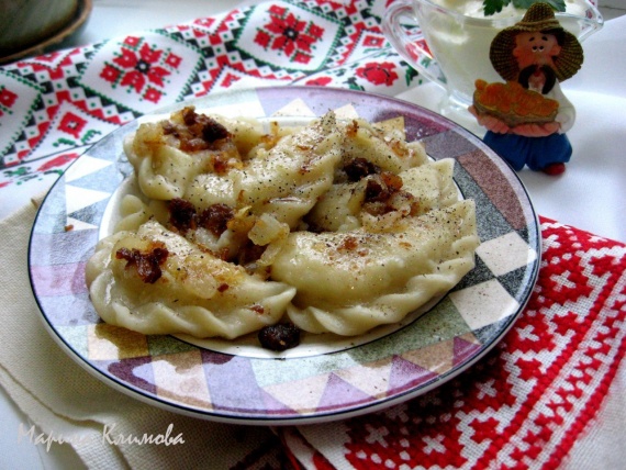 Вареники с квашеной с салом. Вареники со шкварками. Вареники с картофелем и шкварками. Вареники с картошкой и салом. Вареники с салом.