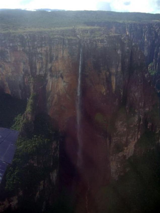 Самый высокий водопад в северной африке. Самый большой водопад в мире Анхель. Самый высокий водопад (Анхель 979 м.. Водопад Анхель фото.