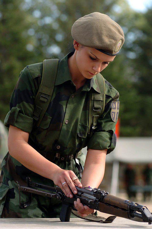 塞尔维亚女兵图片