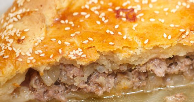 The traditional dish of the Crimean Tatars: Appetizing meat pie 